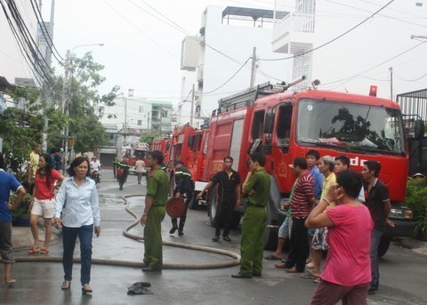 Cháy dãy nhà, 30 người tháo chạy với độc bộ quần áo