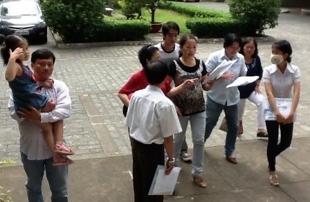 TP.HCM: Đại học hạ chuẩn, phụ huynh quây trường