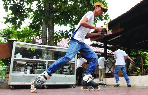 Chuyện lạ ở Cần Thơ: Chạy bàn trên giày trượt