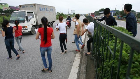 Ngang nhiên sang đường giữa quốc lộ 5