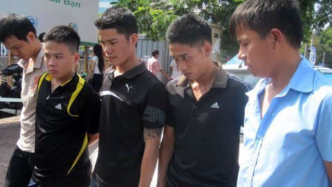 Hà Nội: 2 vụ khách đi taxi mang súng