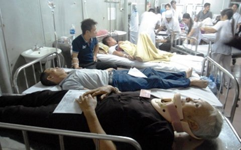 Xe chở gần 50 phật tử đi lễ cầu siêu lao vực sâu