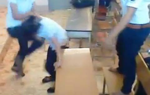 Nữ sinh ‘tung chưởng’ với bạn vì bị nói mất trinh