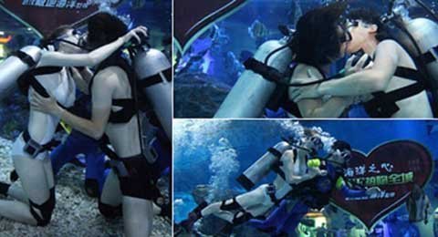 Hôn nhau dưới nước mừng lễ Tình nhân