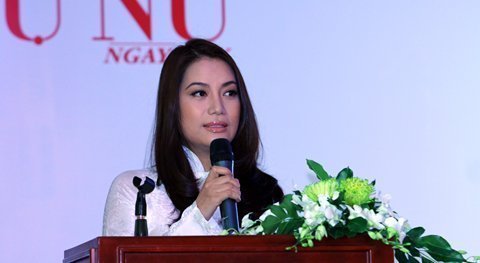 Diễn viên Trương Ngọc Ánh mang sách cho trẻ em nghèo