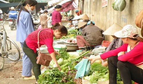 Rau xanh tăng giá 'sốc', hàng TQ dội chợ