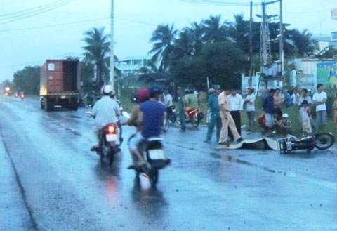 Bị container cán chết vì mặt đường quá xấu