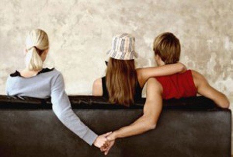 Chồng tháo nhẫn cưới giả trai tân đi cưa gái