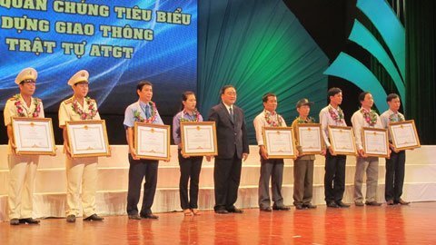 Phó Thủ tướng khen ngợi những 'tấm gương giao thông'