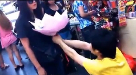 Màn cầu hôn với hotgirl bị khước từ
