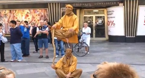 10 clip 'nóng': Người ngồi lơ lửng trên không