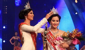 Hãy cho hoa hậu của chúng ta thêm thời gian!