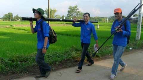 Soi đèn pin, dò đường đất đi xem...cái 'chiếu phim'
