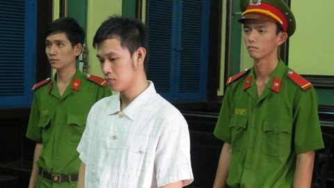 Bỏ thuốc kích dục vào bịch sữa để 'yêu' người tình nhí