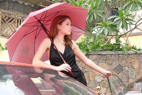 Mẫu xinh duyên dáng bên siêu xe