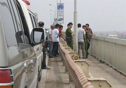 Lời khai của gã chồng ném vợ xuống sông Hồng