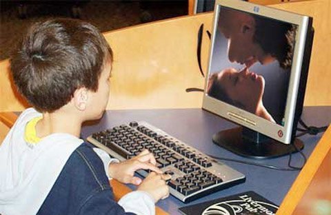 Internet công cộng “vạ lây” vì người dùng xem phim đồi truỵ