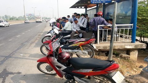 Xe tải tông nhà chờ xe buýt, 7 người bị thương