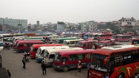 Xăng dầu tăng, DN vận tải vẫn 'cắn răng'