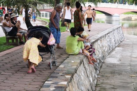 'Xén' công viên làm bãi xe: HN chưa cẩn trọng!