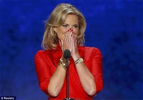 Romney hôn vợ say đắm sau diễn văn tình yêu