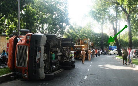 Xe đầu kéo lật nhào giữa trung tâm Sài Gòn