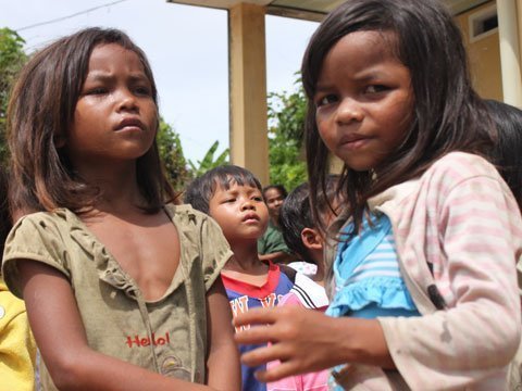 Quỳ đất trong lễ tựu trường