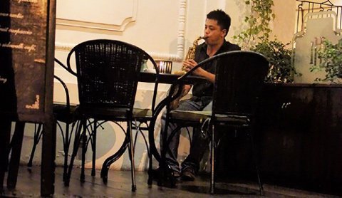 Tiếng saxophone giản dị trên vỉa hè Hà thành