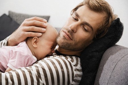Nghi ngờ vì con trai chả giống bố tí nào...