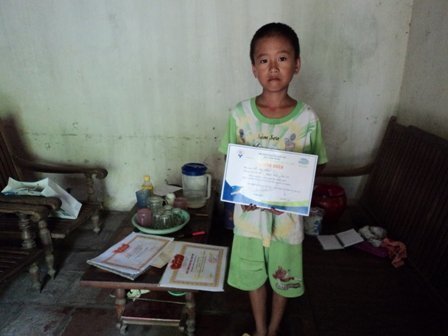 Chông chênh đường đến trường của cậu trò nghèo học giỏi
