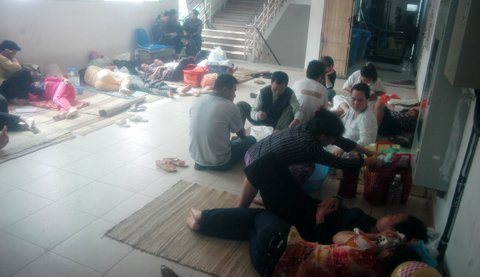 Thuê người chăm chồng ốm, suýt mất chồng