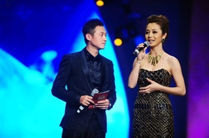 Phát ngượng vì MC Jennifer Phạm