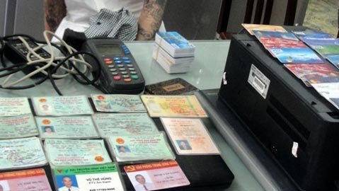 Làm giả gần 100 thẻ tín dụng quốc tế Master, Visa