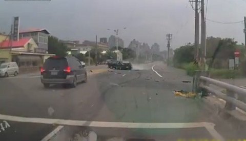 Ô tô tăng tốc đâm nát xe phía trước