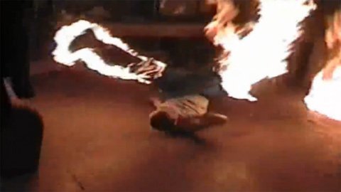 Tẩm xăng đốt chân nhảy break-dance