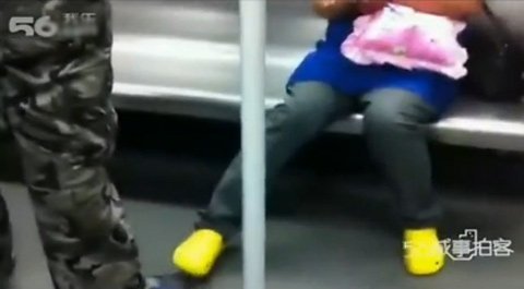 Tán giai trơ trẽn trên tàu