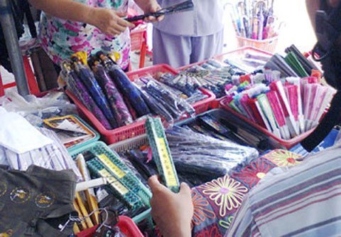 Huế: Tràn lan đồ lưu niệm… Trung Quốc