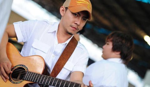 Võ Trọng Phúc hát tặng cha mùa Vu Lan