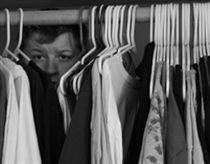 Trốn trong tủ áo rình vợ ngoại tình