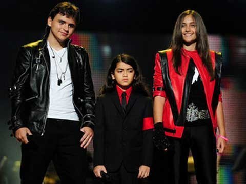 Con Michael Jackson phải sống bằng trợ cấp
