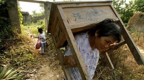 Trường nghèo, học sinh phải vác bàn đi khai giảng