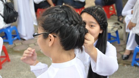 Nữ sinh làm duyên với tóc tết bím