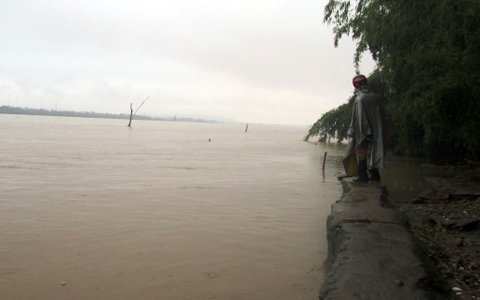 Mưa lớn gây sạt lở, dân tất bật chạy lụt