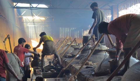 Đột nhập xưởng chế nước hoa tại Ấn Độ