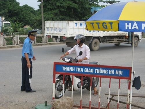 Thanh tra giao thông có quyền dừng xe vi phạm không?