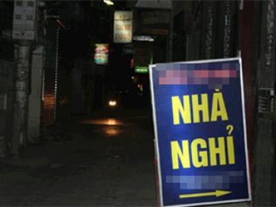 Đi hát về khuya, cả nhóm nam nữ ngủ lại nhà nghỉ...