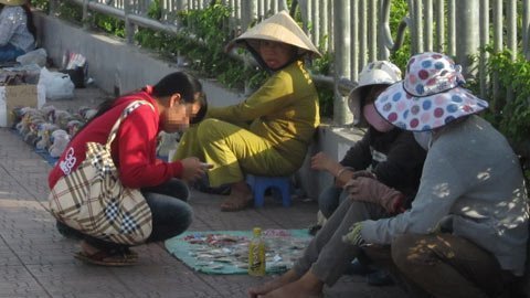 Cầu vượt 2 tỷ đồng thành nơi bán hàng rong