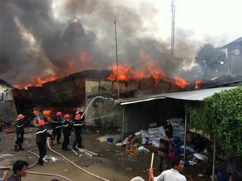 Cháy lớn cạnh KCN Sóng Thần