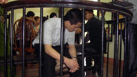 Khóc như mưa tại tòa vì tội hiếp dâm 'người yêu'
