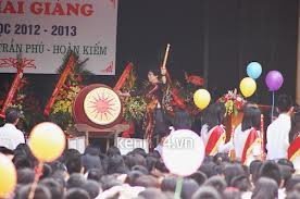 Nghe trống trường giục giã bước chân